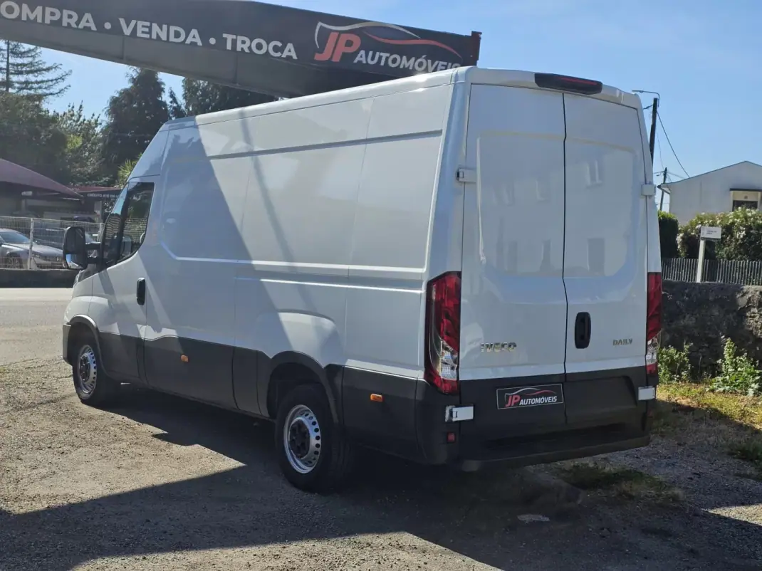 Iveco Daily 35 S14 2.3 D PLATAFORMA 2023 - 24750 EUR, 45000 km - AUTO.MOTO.pt - 45000km - foto 11 de 12