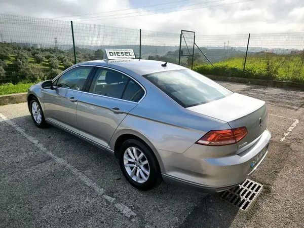Volkswagen Passat 2019 - 19950 EUR, 155079 km - AUTO.MOTO.pt - 155079km - foto 12 de 60