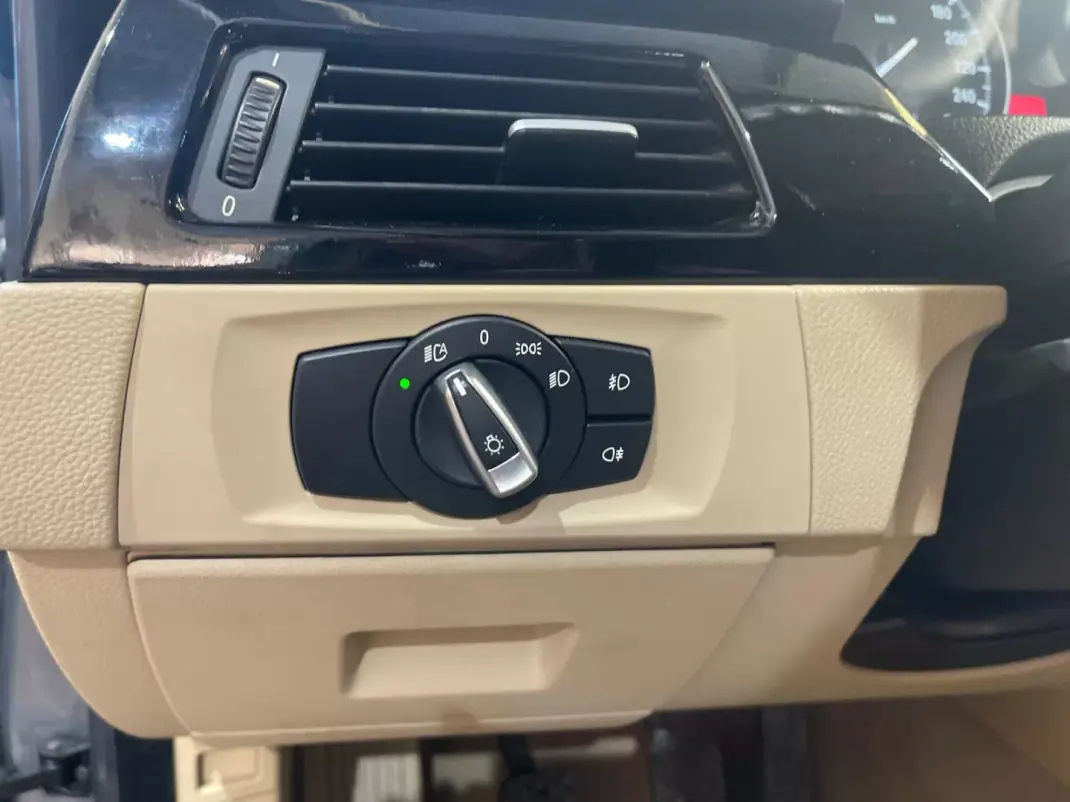 BMW 318 2010 - 10999 EUR, 181000 km - AUTO.MOTO.pt - 181000km - foto 45 de 46