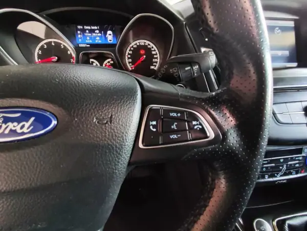 Ford Focus 2015 - 20500 EUR, 125550 km - AUTO.MOTO.pt - 125550km - foto 29 de 40