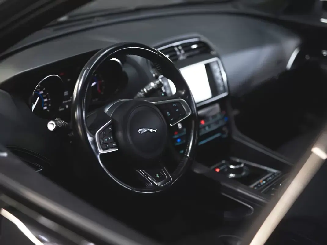 Jaguar F-Pace 2017 - 24990 EUR, 151545 km - AUTO.MOTO.pt - 151545km - foto 13 de 23