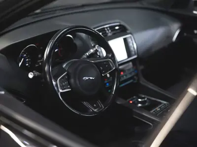 Jaguar F-Pace 2017 - 24990 EUR, 151545 km - AUTO.MOTO.pt - 151545km - foto 13 de 23