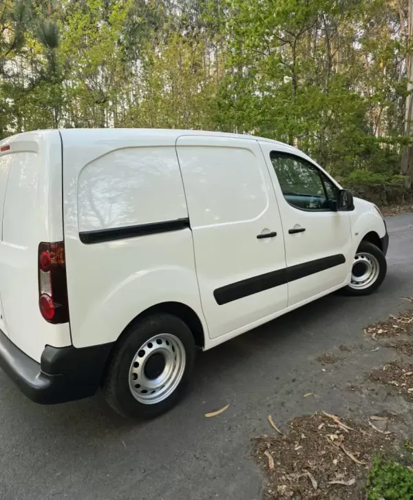 Peugeot Partner 2016 - 9990 EUR, 176000 km - AUTO.MOTO.pt - 176000km - foto 13 de 24
