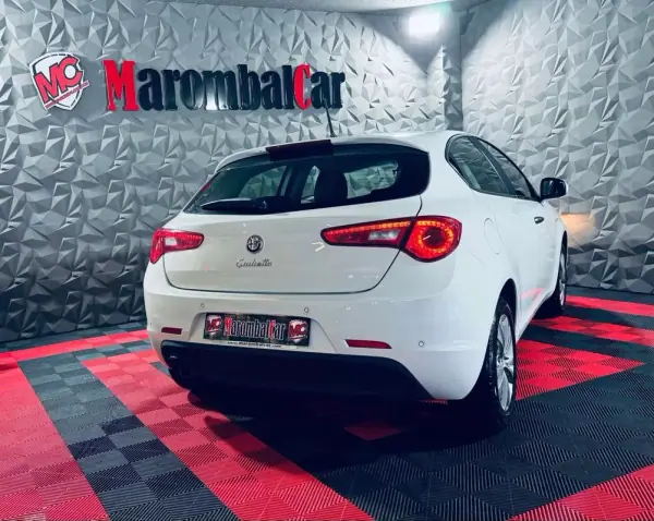Alfa Romeo Giulietta 2012 - 13750 EUR, 119336 km - AUTO.MOTO.pt - 119336km - foto 13 de 35