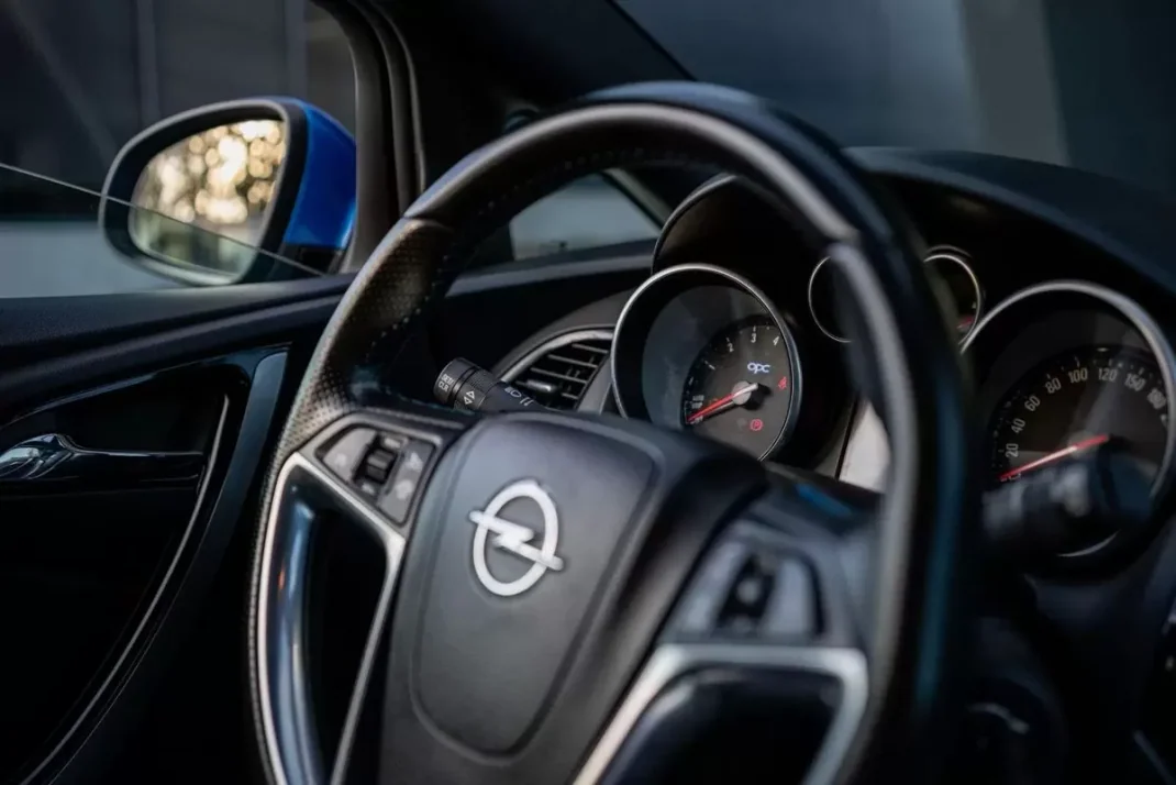 Opel Astra GTC 2013 - 23500 EUR, 109000 km - AUTO.MOTO.pt - 109000km - foto 41 de 47