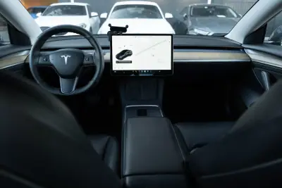 Tesla Model 3 2021 - 24999 EUR, 205000 km - 205000km - foto 14 de 26