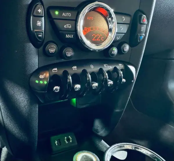 MINI Cooper 2014 - 15990 EUR, 120443 km - AUTO.MOTO.pt - 120443km - foto 45 de 59