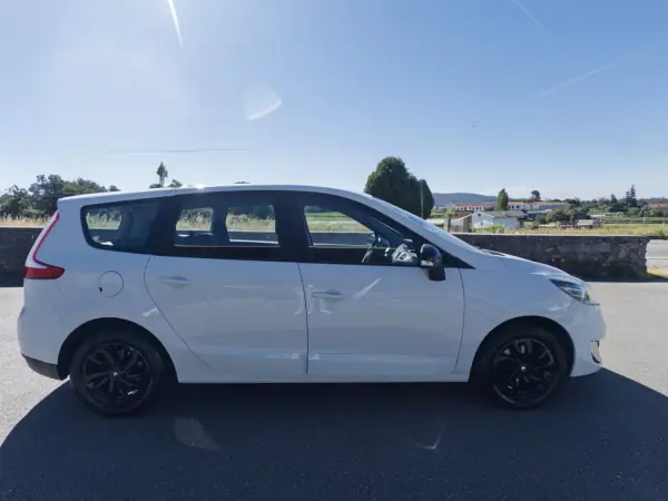 Renault Grand Scénic 2012 - 9500 EUR, 229000 km - AUTO.MOTO.pt - 229000km - foto 9 de 37