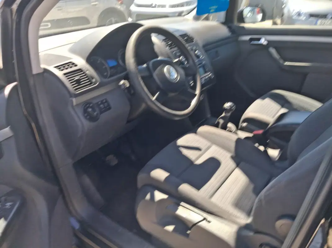 Volkswagen Touran 2005 - 4900 EUR, 247000 km - AUTO.MOTO.pt - 247000km - foto 9 de 12