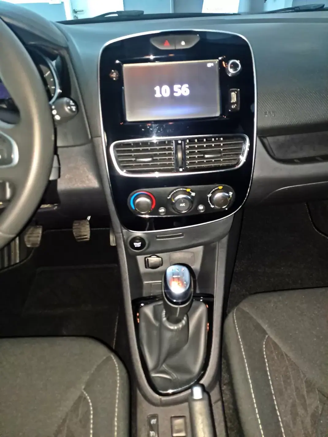 Renault Clio Sport Tourer 2020 - 9990 EUR, 120000 km - AUTO.MOTO.pt - 120000km - foto 11 de 22