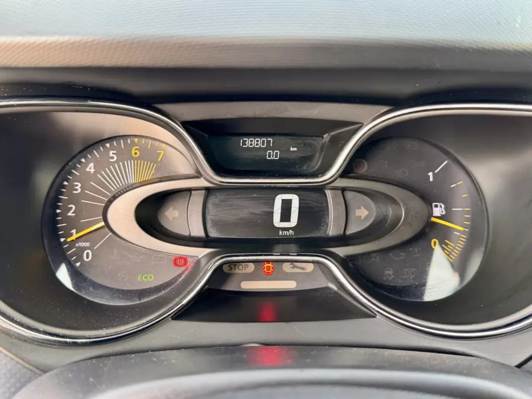 Renault Captur 2015 - 10990 EUR, 137000 km - AUTO.MOTO.pt - 137000km - foto 13 de 19