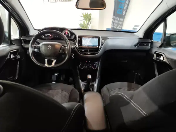 Peugeot 208 2018 - 9750 EUR, 48000 km - AUTO.MOTO.pt - 48000km - foto 20 de 25