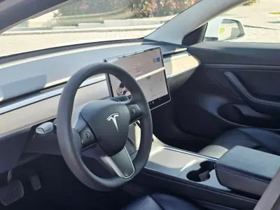 Tesla Model 3 2021 - 24990 EUR, 113300 km - AUTO.MOTO.pt - 113300km - foto 14 de 26