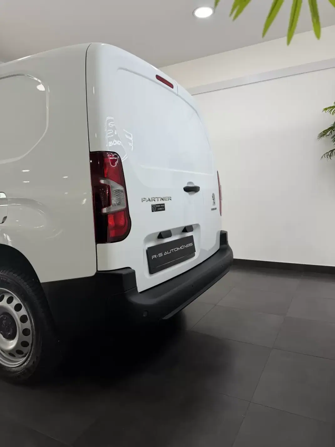 Peugeot Partner 2022 - 16000 EUR, 114000 km - AUTO.MOTO.pt - 114000km - foto 4 de 13