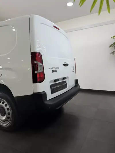 Peugeot Partner 2022 - 16000 EUR, 114000 km - AUTO.MOTO.pt - 114000km - foto 4 de 13