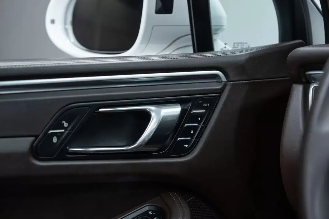 Porsche Macan 2016 - 49950 EUR, 131000 km - AUTO.MOTO.pt - 131000km - foto 23 de 53