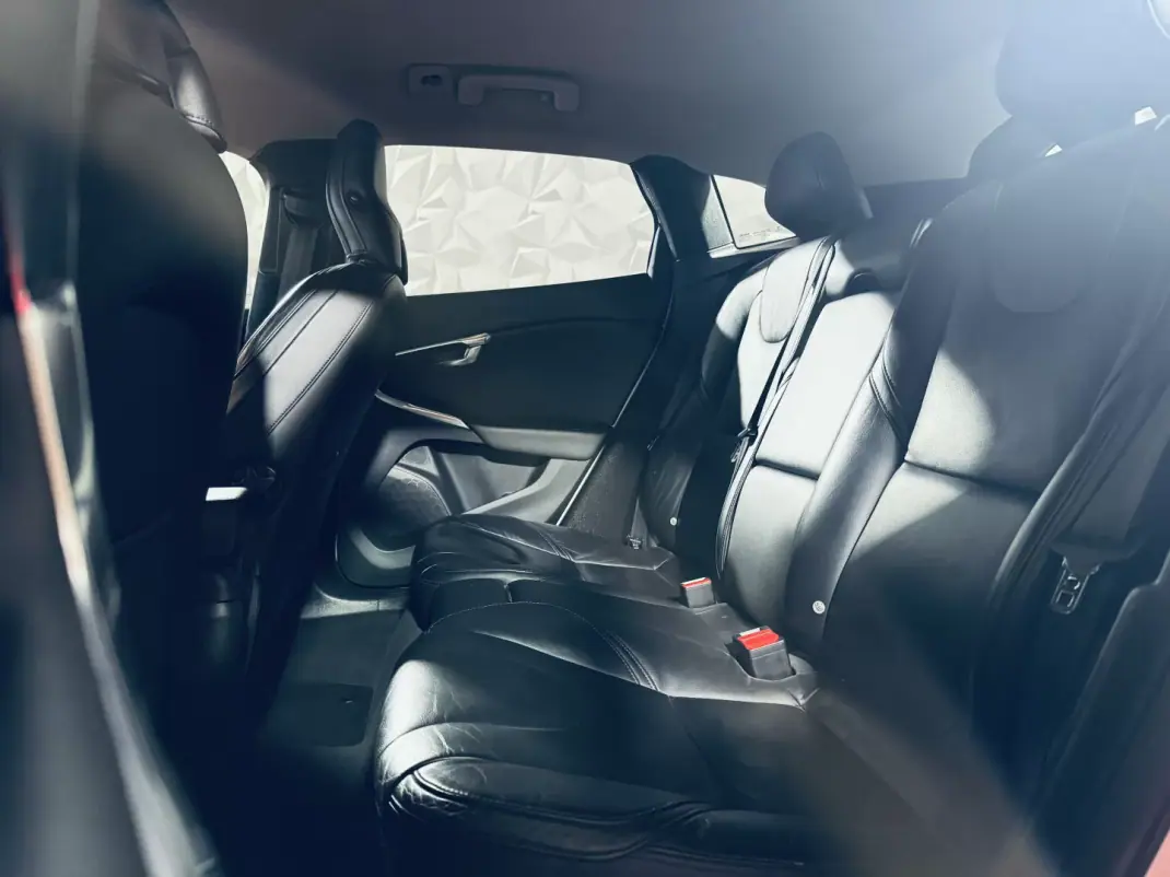 Volvo V40 2013 - 9990 EUR, 258002 km - AUTO.MOTO.pt - 258002km - foto 29 de 31