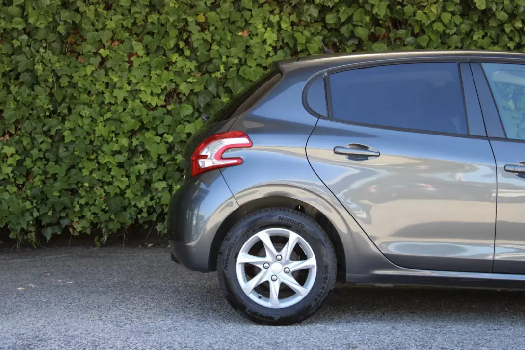 Peugeot 208 2013 - 7900 EUR, 110000 km - 110000km - foto 4 de 15