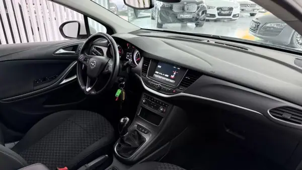 Opel Astra Sports Tourer 2018 - 8290 EUR, 222272 km - AUTO.MOTO.pt - 222272km - foto 13 de 26