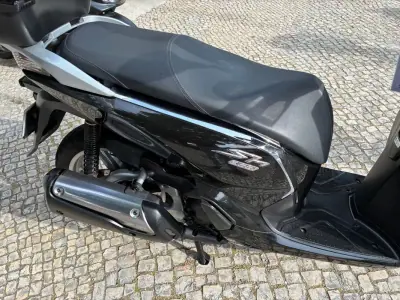 Honda SH 150i 2018 - 2950 EUR, 52726 km - AUTO.MOTO.pt - 52726km - foto 7 de 16