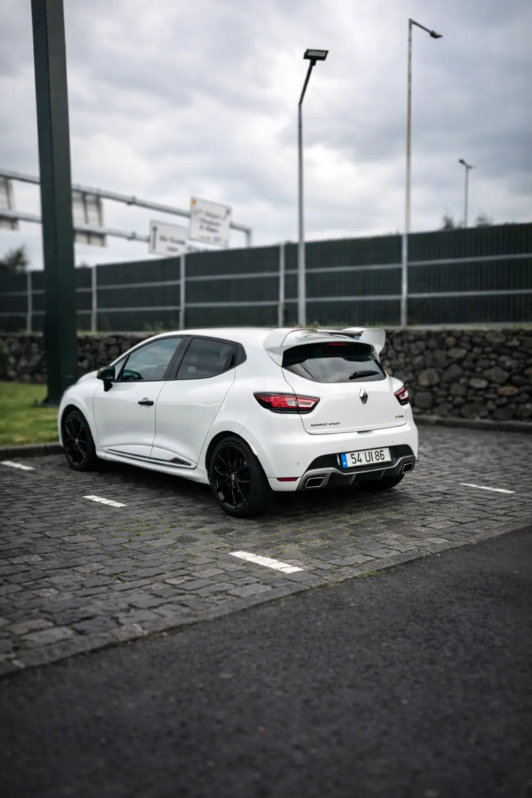 Renault Clio 2018 - 22500 EUR, 78000 km - AUTO.MOTO.pt - 78000km - foto 2 de 4