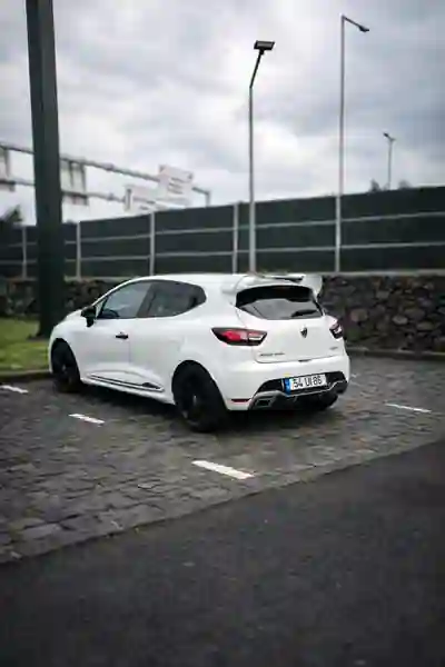 Renault Clio 2018 - 22500 EUR, 78000 km - AUTO.MOTO.pt - 78000km - foto 2 de 4