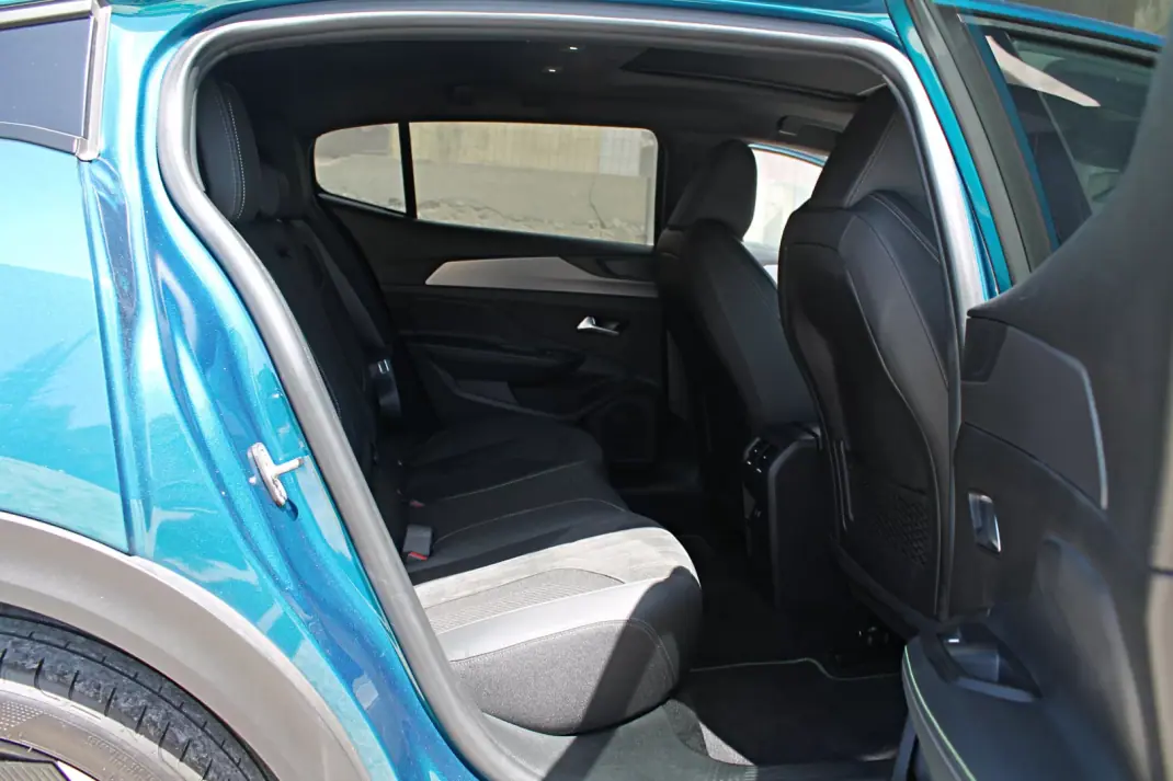 Peugeot 408 2024 - 31890 EUR, 26486 km - 26486km - foto 14 de 18