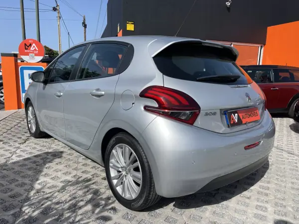Peugeot 208 2016 - 13950 EUR, 129338 km - AUTO.MOTO.pt - 129338km - foto 5 de 12