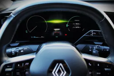 Renault Mégane E-Tech 2022 - 21000 EUR, 31000 km - AUTO.MOTO.pt - 31000km - foto 14 de 29