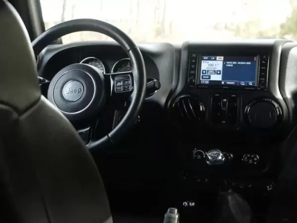 Jeep Wrangler Unlimited 2013 - 46500 EUR, 154453 km - AUTO.MOTO.pt - 154453km - foto 10 de 18