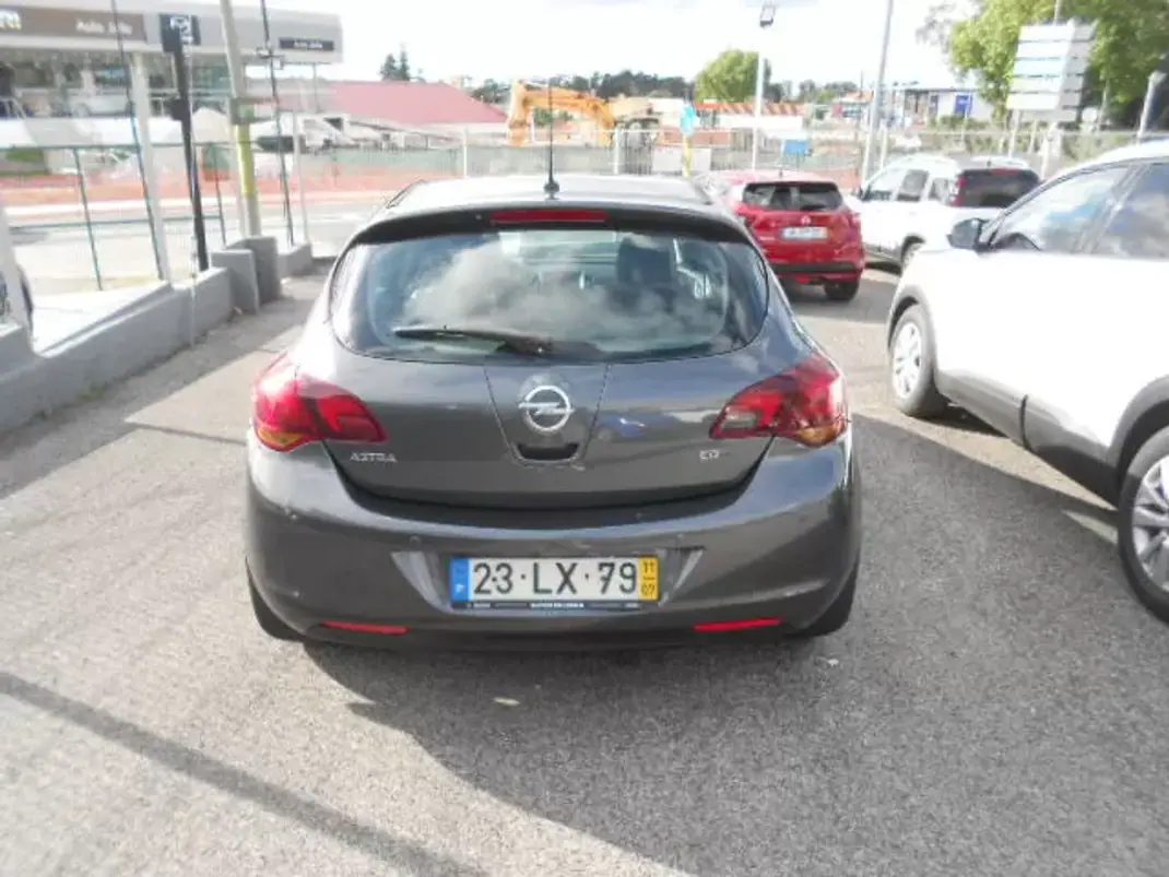 Opel Astra 2011 - 7900 EUR, 213201 km - AUTO.MOTO.pt - 213201km - foto 6 de 11