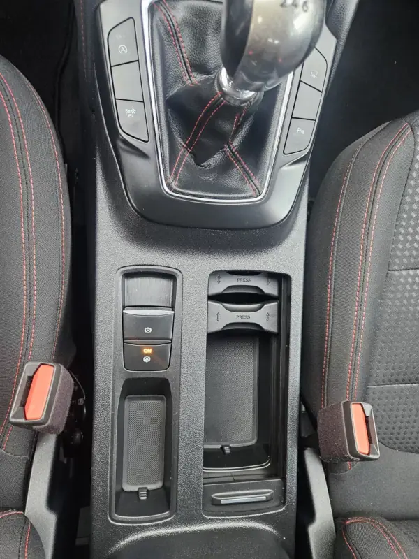 Ford Kuga 2022 - 17800 EUR, 129800 km - AUTO.MOTO.pt - 129800km - foto 37 de 49