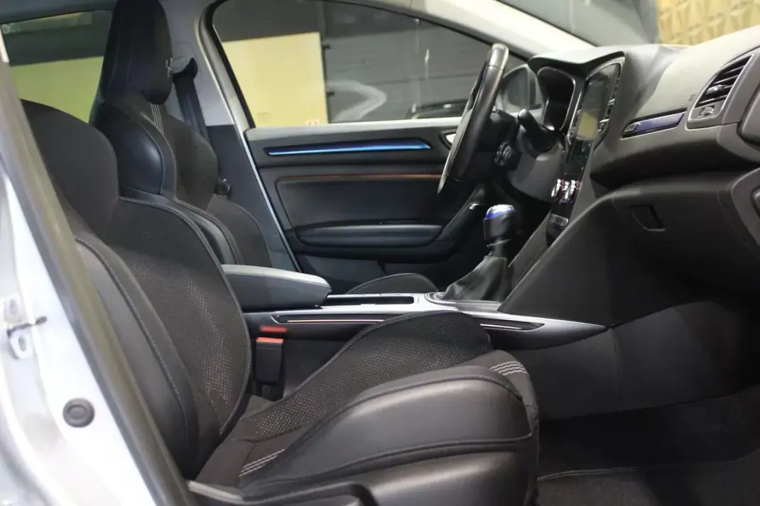 Renault Mégane Sport Tourer 2020 - 16790 EUR, 137000 km - AUTO.MOTO.pt - 137000km - foto 21 de 37