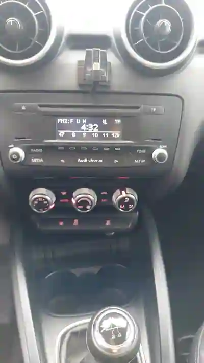 Audi A1 Sportback 2013 - 8500 EUR, 209000 km - AUTO.MOTO.pt - 209000km - foto 12 de 15