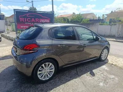 Peugeot 208 2019 - 11900 EUR, 104199 km - AUTO.MOTO.pt - 104199km - foto 5 de 26