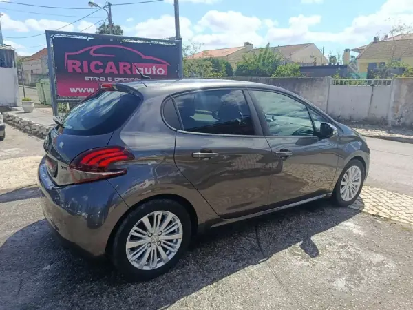 Peugeot 208 2019 - 11900 EUR, 104199 km - AUTO.MOTO.pt - 104199km - foto 5 de 26