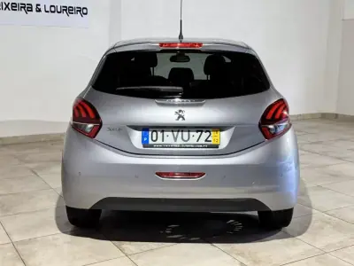 Peugeot 208 2018 - 11900 EUR, 123326 km - AUTO.MOTO.pt - 123326km - foto 6 de 25