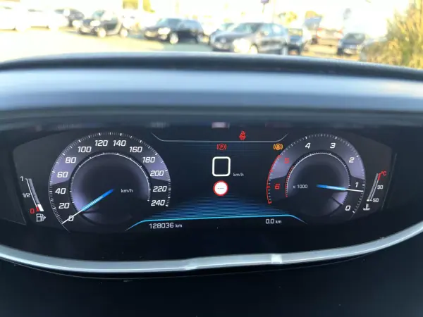 Peugeot 3008 2018 - 17499 EUR, 128036 km - AUTO.MOTO.pt - 128036km - foto 11 de 12