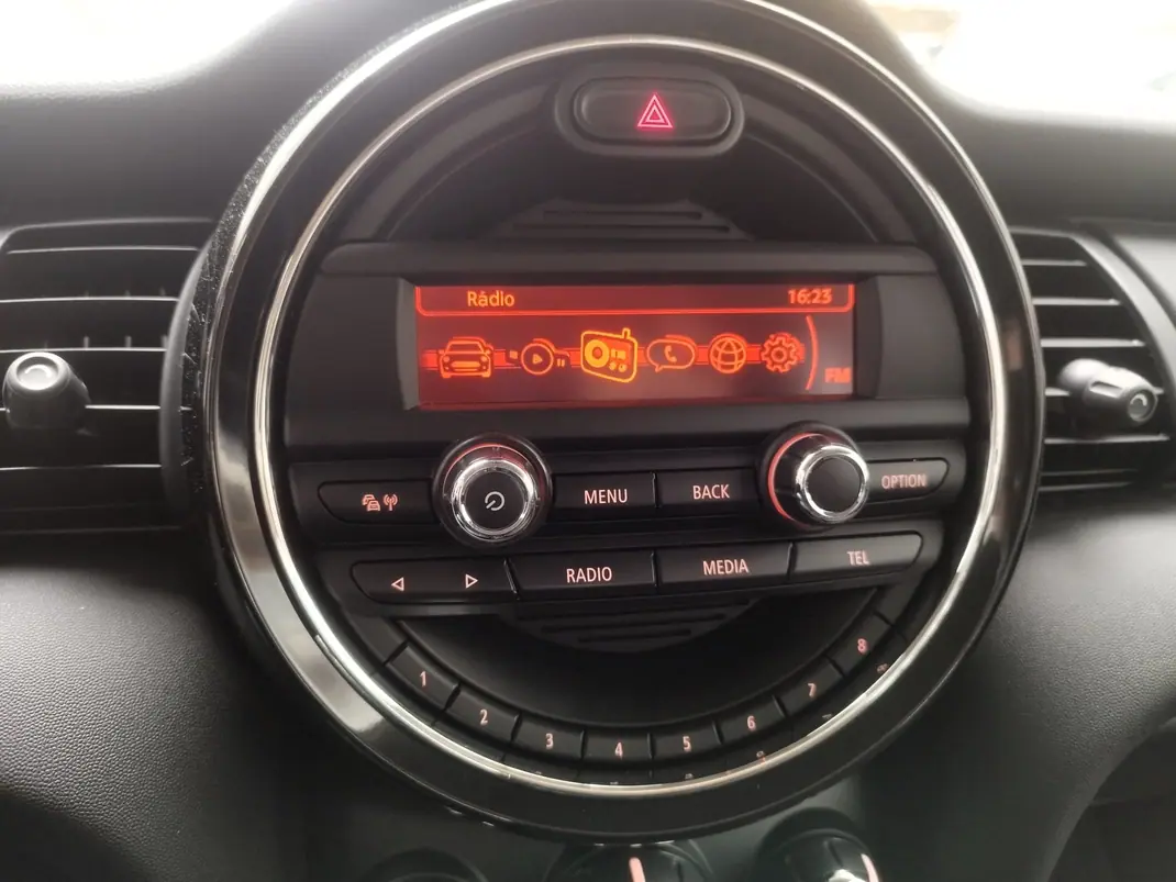 MINI One 2017 - 11950 EUR, 170000 km - AUTO.MOTO.pt - 170000km - foto 6 de 11