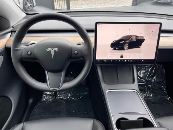 Tesla Model Y 2022 - 39900 EUR, 39000 km - 39000km - foto 6 de 11