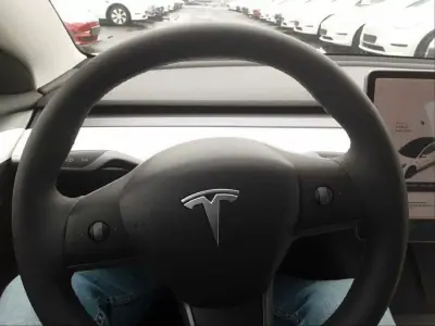 Tesla Model 3 2021 - 27980 EUR, 77857 km - AUTO.MOTO.pt - 77857km - foto 4 de 10