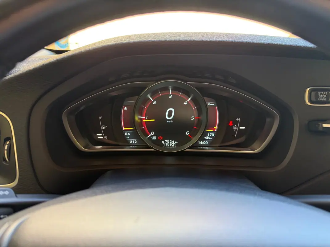 Volvo V40 Cross Country 2015 - 13900 EUR, 115900 km - AUTO.MOTO.pt - 115900km - foto 10 de 11