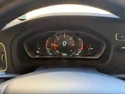 Volvo V40 Cross Country 2015 - 13900 EUR, 115900 km - AUTO.MOTO.pt - 115900km - foto 10 de 11