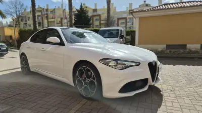 Alfa Romeo Giulia 2022 - 37480 EUR, 65000 km - AUTO.MOTO.pt - 65000km - foto 5 de 19