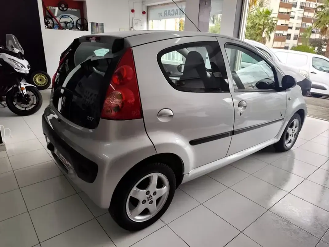 Peugeot 107 2011 - 6480 EUR, 84000 km - AUTO.MOTO.pt - 84000km - foto 15 de 21