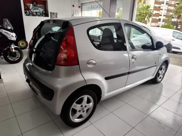 Peugeot 107 2011 - 5980 EUR, 84000 km - AUTO.MOTO.pt - 84000km - foto 15 de 21