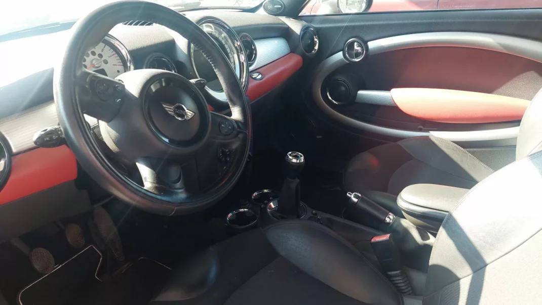 MINI Cooper 2012 - 7800 EUR, 153000 km - AUTO.MOTO.pt - 153000km - foto 14 de 15