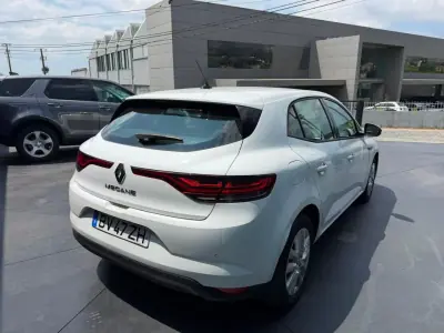 Renault Mégane 2022 - 15900 EUR, 121000 km - AUTO.MOTO.pt - 121000km - foto 4 de 11