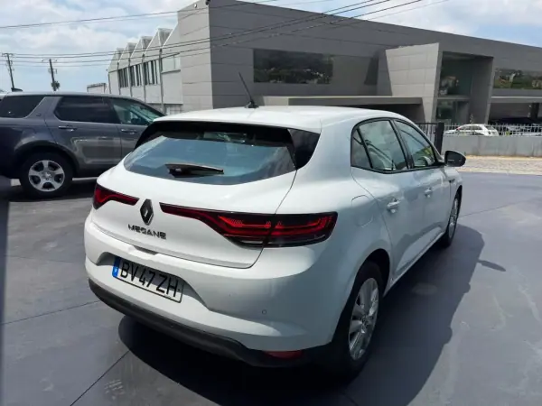 Renault Mégane 2022 - 15900 EUR, 121000 km - AUTO.MOTO.pt - 121000km - foto 4 de 11
