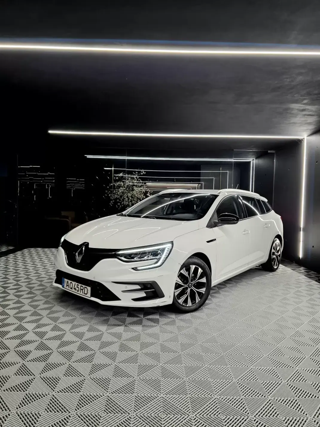 Renault Mégane Sport Tourer 2022 - 16750 EUR, 128121 km - AUTO.MOTO.pt - 128121km - foto 1 de 18